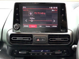 Apple CarPlay、Android Auto 対応。スマホを接続するとタッチスクリーン上でマップ、通話、メッセージ、ミュージックなどのアプリをスマホ同様に操作できるミラースクリーン機能搭載