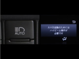 オートマチックハイビームとは、先行車や対向車のライトを認識し、ハイビームとロービームを自動で切り替える機能です。夜道の視界を確保します。詳細は販売店スタッフまでお尋ね下さい。