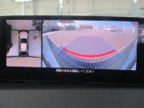 見えない部分の危険察知をサポートする360&deg;ビューモニター+フロントパーキングセンサーです。車両の前後左右にある4つのカメラを活用し、センターディスプレイの表示や各種警報音で定速走行時や駐車時に車両周