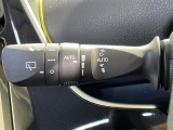 【オートワイパー(AUTO)】雨が降り出した時に、雨滴検出用センサー(レインセンサー)が雨滴を感知すると、自動でワイパーが動作します。