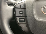 運転中、オーディオの操作をしてて、ハッとしたことはありませんか?ステアリングスイッチは、運転中でもハンドルでオーディオの操作が可能です。安全なドライブをサポートします。