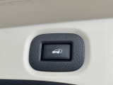 【パワーバックドア】スマートキーや運転席のボタンを押すだけでリアゲートが自動で開閉します!荷物を持っている時や、高い位置にあるバックドアを閉める際に便利な機能です♪