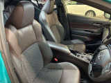 運転席の画像です。足元やシートまわりに余裕があり、リラックスした姿勢で運転が可能です。視界も良好で操作系へのアクセスもしやすく、快適で安心感のあるドライブをサポートします。