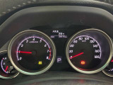 視認性に優れたメーターを採用しており、走行中でも車速や情報が分かりやすく表示されます。運転時の視線移動をむりのない範囲に抑え、快適で安心感のあるドライブをサポートします。