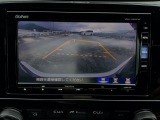 【バックカメラ】運転が苦手な方も車庫入れラクラクです!ギアをリバースに入れれば自動的に切り換わりますので、面倒な操作は不要です♪狭い駐車場もお車を傷つけず安心ですね!