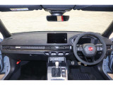 操作性に優れた運転席となります!小物入れや各ボタンの配置にこだわり、使いやすいです!座り心地もよく視認性も良好なのでロングドライブもお任せ下さい!