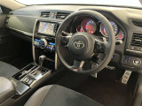 運転席周りのレイアウトをご覧ください。ナビゲーションが綺麗に装着されすっきり収まってますね!