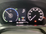 ハイブリット車専用のメーターです。右側の大型スピードメーターに加え、ステアリングスイッチを使って左のマルチインフォメーション・ディスプレイで燃費や動力伝達などの情報が見れるようになっています。