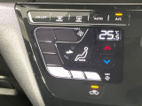 【オートエアコン】一度お好みの温度に設定すれば、車内の温度を検知し風量や温度を自動で調整。暑い&hellip;寒い&hellip;と何度もスイッチ操作をする必要はありません。快適な車内空間には必須の機能ですね♪