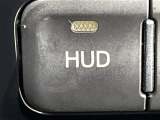 【ヘッドアップディスプレイ(HUD)】フロントウインドウガラスに走行情報を投影します。運転中の目線と重なるように表示されるので、少ない視線移動で速度が確認できるので、 ドライビングに集中できます!
