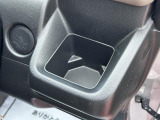[ドリンクホルダー]お気に入りのドリンクを片手に、快適なドライブを♪500mlペットボトルも置けます!