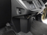 ちょっとした荷物がかけられるフック付き。