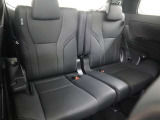 <3列目>サードシートは、簡単に折りたためるワンタッチスペースアップシートです。車内に乗り込まずにラクに行えます。また、サードシート中央席ヘッドレストを取り外した際の収納スペースもあります!!