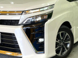 【LEDヘッドライト】悪天候や夜間走行時も良好な視界を確保し安心して運転できる高輝度LEDヘッドライトを装備!点灯速度が早く、消費電力も抑えられています。