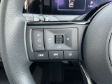 ナビの音量など車両情報を手元で操作できるハンドルスイッチ付き。