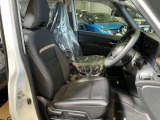 運転席は程よくホールド感のある形状をしておりますので、ロングドライブでも疲れにくくなっております。