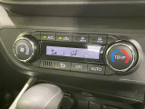 【オートエアコン】一度お好みの温度に設定すれば、車内の温度を検知し風量や温度を自動で調整。暑い&hellip;寒い&hellip;と何度もスイッチ操作をする必要はありません。快適な車内空間には必須の機能ですね♪