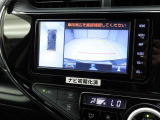 後退時に車両の後ろ側をモニター画面に表示します。車庫入れなどでバックする際に後方確認ができて便利です。車庫入れが苦手な人もこれで安心。
