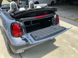 【トランクルーム】全面をファブリック処理し荷物に傷がつくのを防ぎます。ラゲージルーム照明を装着。背もたれをほぼ水平まで倒すことが出来ます。大きな荷物の収納にも便利です。