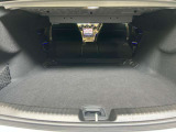 ゆったりとしたトランクルームでございます。たくさんのお荷物の車載が可能でございます。