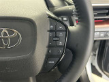 前方の車との車間を設定し、スピードを上げたり緩めたりを自動で行ってくれる追尾式の「レーダークルーズ」。上級装備の一つです!高級車にしかつかない嬉しい機能です。