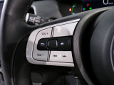 【ステアリングリモコン】ステアリングにオーディオ調節可能なスイッチが装備されていますので運転中でも視線をそらさずにオーディオの調節が可能です!