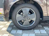 純正アルミホイール。タイヤサイズは155/65R14です。
