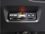 ◆ETC2.0装着◆進化したドライブ体験。料金収受システムだけだったETCが生まれ変わって、高速道路を賢く使うETC2.0に進化しました。多彩な情報サービスが便利で快適なドライブ体験を提供します。