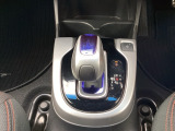 軽快な操作感が気持ちいいハイブリッド専用セレクトレバー