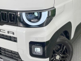 【LEDヘッドライト】悪天候や夜間走行時も良好な視界を確保し安心して運転できる高輝度LEDヘッドライトを装備!点灯速度が早く、消費電力も抑えられています。