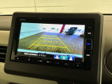 リバースギアに入れるだけで後方の表示へ切り替わります。夜間や雨の日の駐車も楽になりますよ。