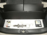 【車載工具】タイヤ交換には必需品ですね!万が一に役立つ工具です。緊急時に備え、使い方をしっかり覚えておきましょう。
