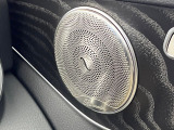●Burmesterサラウンドシステム:ハイエンドオーディオ専門メーカーが手掛ける車専用のプレミアムスピーカーを装備。多数のスピーカーから、音の粒立ちまで分かる高品質な音楽をお楽しみいただけます。