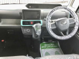 視野移動が少なく、運転に必要な機能をまとめ使いやすさのある運転席まわりです。