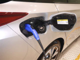 専用の充電コードを家庭用コンセントと車につなぐだけで充電スタート!(ご自宅の配線工事が必要な場合があります)