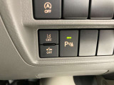 家族でクルマを運転する場合、擦ったりしないか心配ですね。センサーも付いてますので、障害物が近づいたら、音で知らせてくれます。