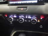 オートエアコンは左右席で独立温度コントロールが可能です。運転席はキンキンに冷やして助手席はマイルドにと言った設定が可能です。暑さ寒さでケンカすることもなくなりますね。