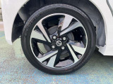 日産純正のアルミホイールで足元もスッキリおしゃれに演出します。
