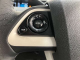 ステアリングスイッチ付き。前方から目を離すことなく操作することが可能です。