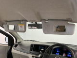 【サンバイザー】車内で身だしなみを整えるためのバニティミラー付き♪お化粧直しや髪型のチェックに活用できます。