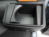カップホルダーは運転席や助手席からちょうど手の届く位置です!!