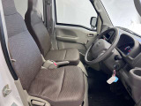【運転席シート】ゆったりと広々した空間です。ストレスなく運転ができますよ!