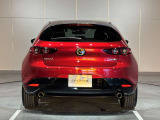 前・後方に車両や壁などの障害物がある場合、クルマが誤操作を察知して、衝突を未然に防ぎます。