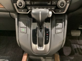 CVT車のセレクトレバーです。低速から高速まで、変速ショックのないスムーズな走りと、エンジン効率のよい領域を維持して燃費にも貢献します。サイドブレーキはスイッチ操作の電子制御パーキングブレーキです。