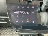 タッチパネル式のオートエアコン採用。凹凸のない滑らかな表面で操作感を高めています。