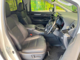 運転席まわりには十分なスペースがあり、大柄な方でもゆったり運転していただける環境です。