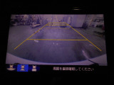 バックカメラの画像です。ガイドラインがスムースな車庫入れをサポートいたします。車庫入れの安心感がアップしますね。