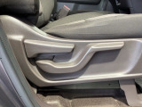 シートハイトアジャスターが付いているので運転姿勢を調整するのに便利ですね。身長に合ったシートポジションは安全運転や疲労軽減にもつながります。