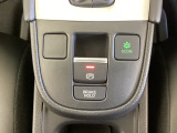 セレクトレバーの下に電子制御パーキングブレーキがあります。スイッチひとつで、停車した地点の傾斜などをシステムが検知・判断してブレーキ力を自動的に最適制御し、しっかり停車できるパーキングシステムです。