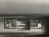 高速道路で便利な【ETC2.0】を装備しています。光ビーコン搭載で渋滞情報などナビゲーションと連動することで機能も充実いたします。他、観光施設に立ち寄るための高速料金割引サービス等もございます。